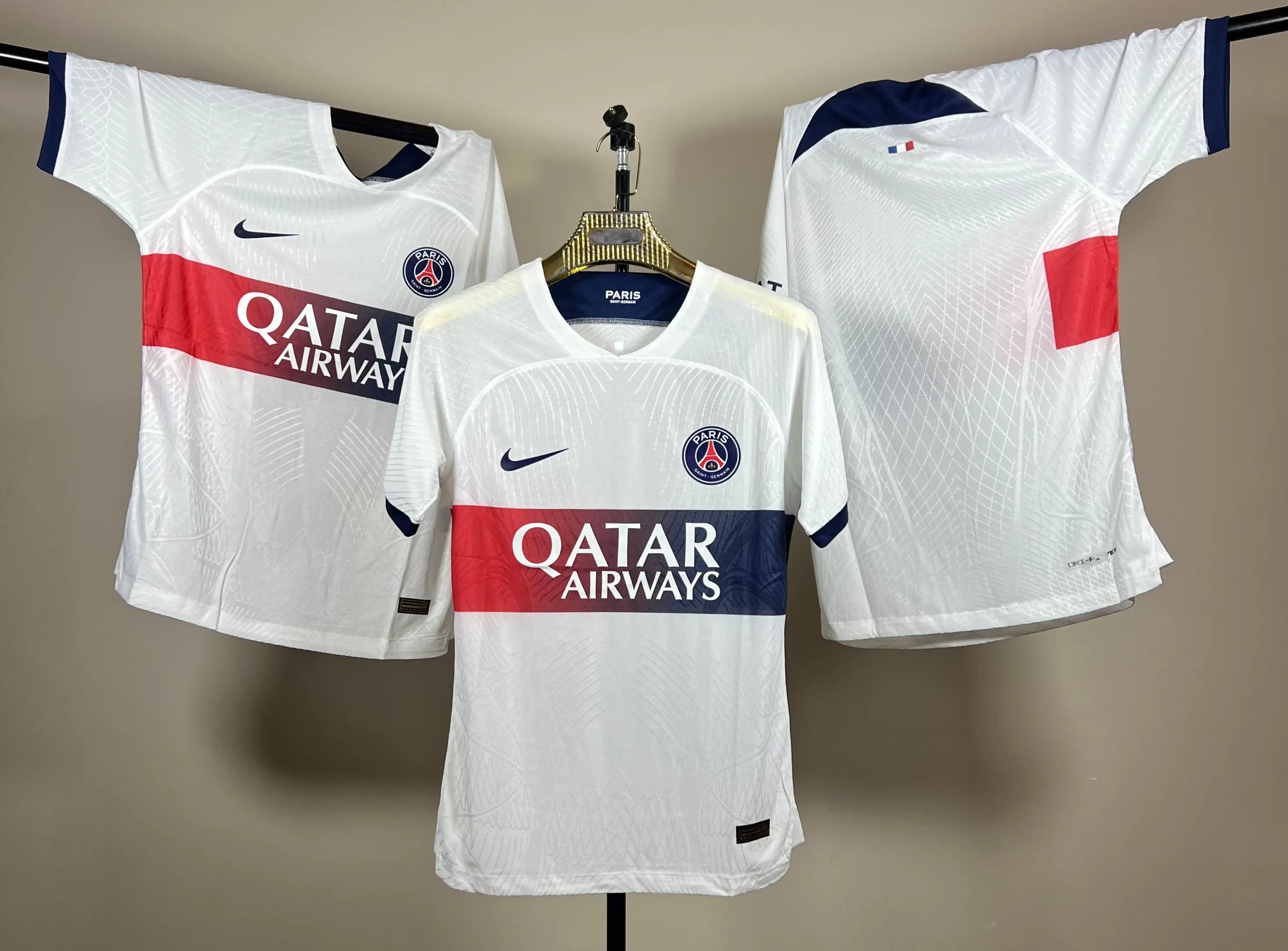 T-shirt PSG Blanc – Élégance et Passion - Image 2